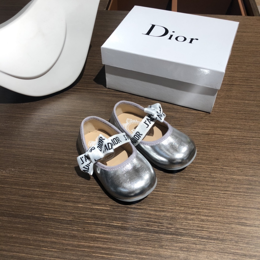 Children's shoes child